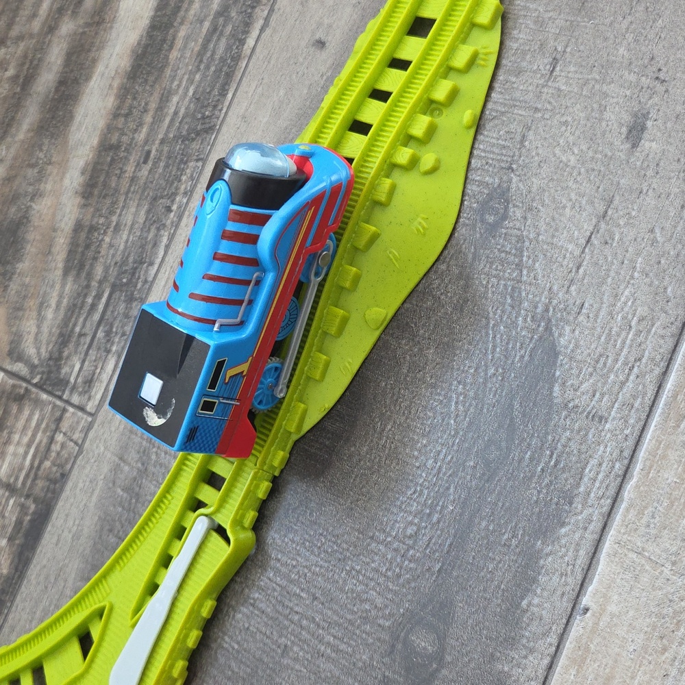 Thomas The Train Track With 1 Train - Picture 2 of 2